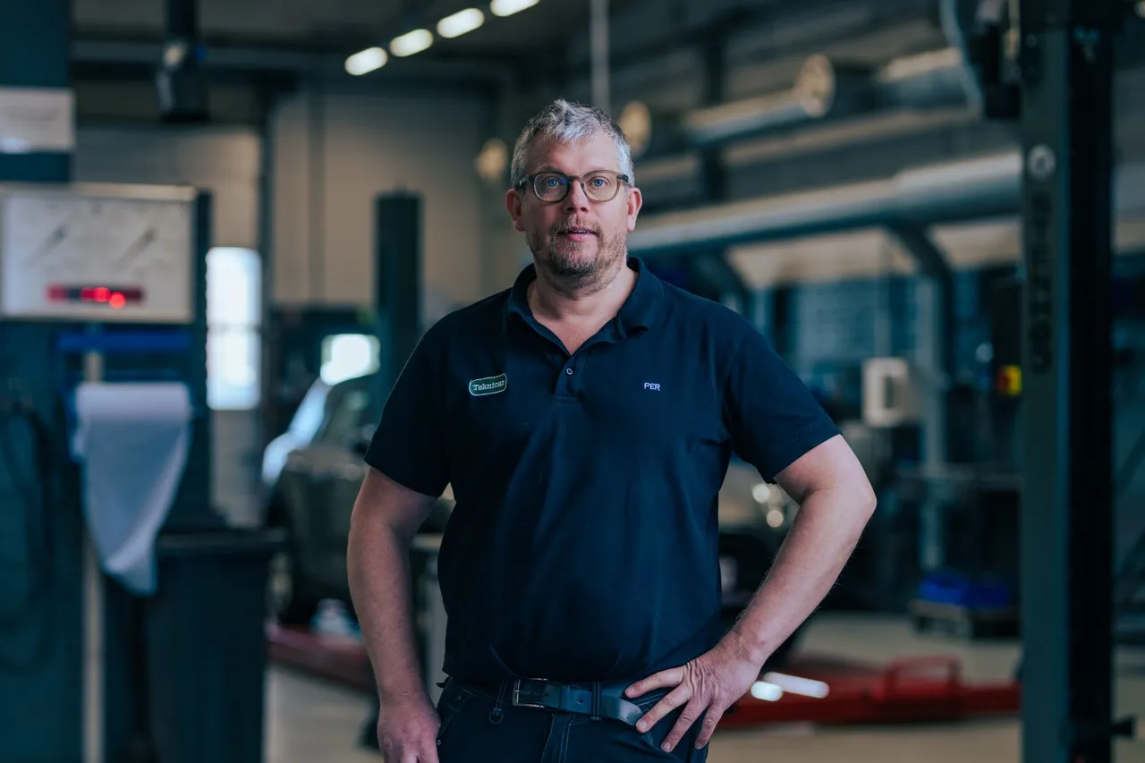 Medarbejder hos Pedersen & Graversen i værkstedet